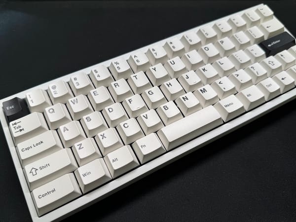 はじめて一体型の自作キーボードYMDK Minilaを組んだ